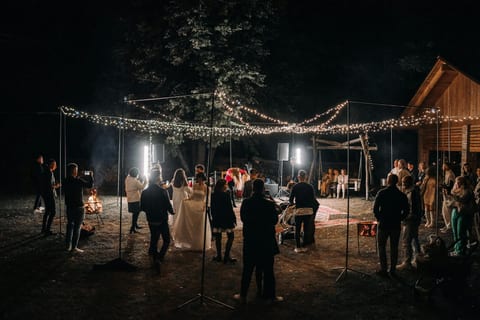 Hochzeit im Freien mit Lichterketten und feiernden Gästen